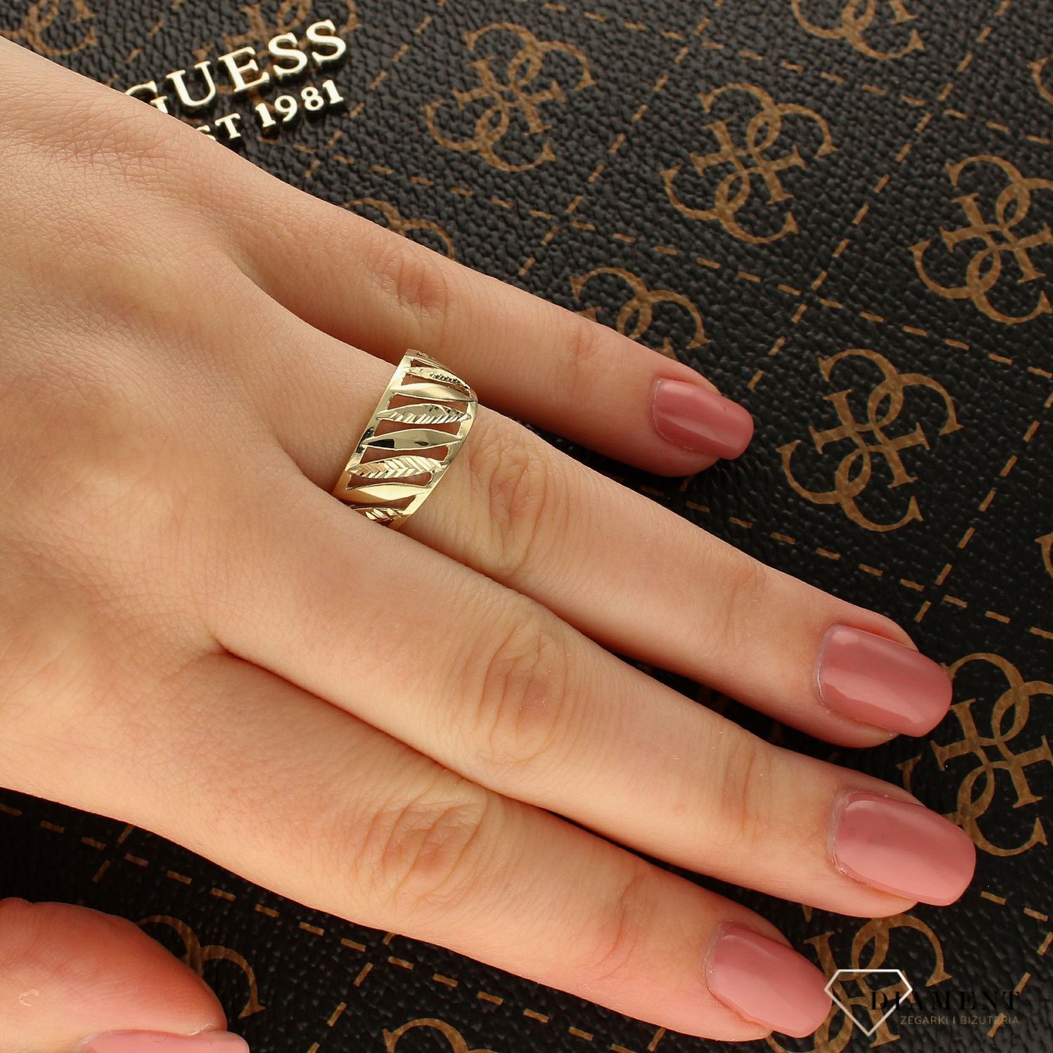 Złoty pierścionek szeroka obrączka z grawerem PI 4496 (1).jpg